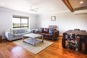 Casa básica, 4 habitaciones | Zona de estar | Smart TV de 50 pulgadas con canales digitales, una televisión