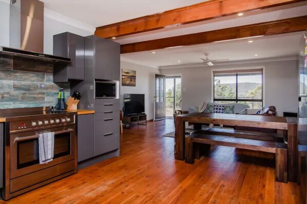 Basic House, 4 Bedrooms | In-room dining - Saje Farm by Your Innkeeper Mudgee (Cooks Gap)