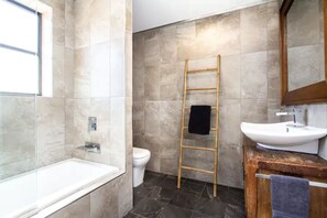 Basic House, 4 Bedrooms | Bathroom