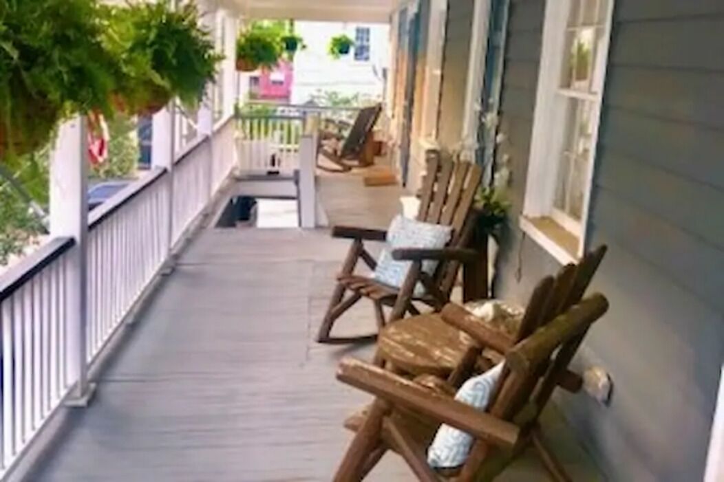 Kennedy Porch- 1 mile from King St.