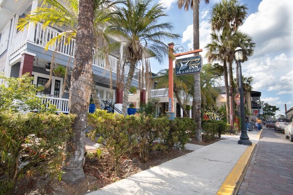 A beachfront hotel with a balcony, palm trees, and a sign for the Kimpton Hotel & Restaurant. - Hemingway House Boutique Hotel (St. Augustine)