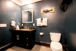 Deluxe Room, 2 Queen Beds | Bathroom | Free toiletries, hair dryer, towels, soap - Hemingway House Boutique Hotel (St. Augustine)