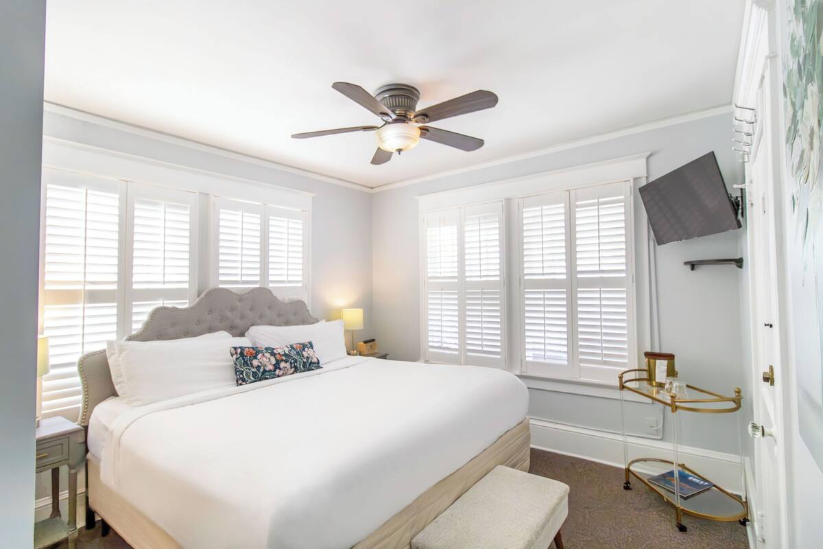 Superior Room, 1 King Bed | 1 bedroom, premium bedding, blackout drapes, soundproofing