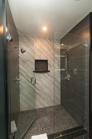 Free toiletries, hair dryer, towels, soap - Hemingway House Bed and Breakfast (St. Augustine)