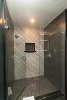 Artículos de tocador gratuitos, secador de pelo, toallas, jabón