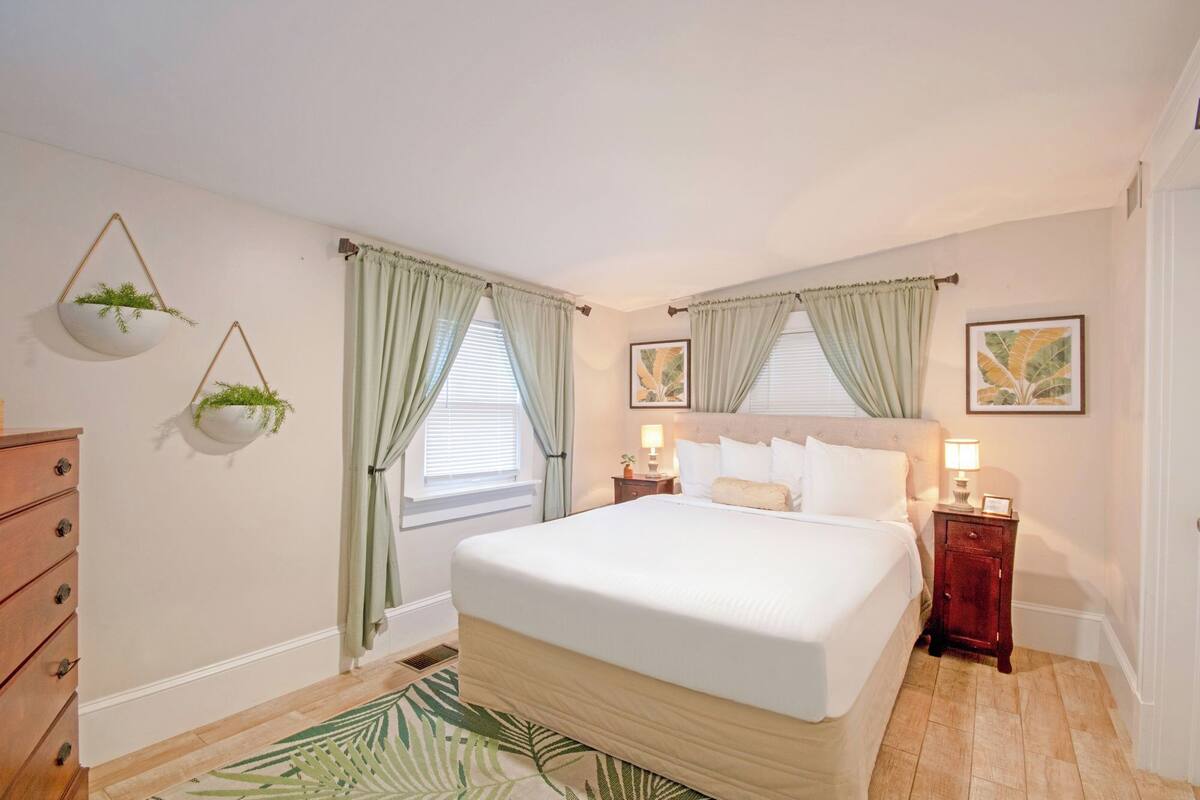 Standard Room, 1 Queen Bed | 1 bedroom, premium bedding, blackout drapes, soundproofing