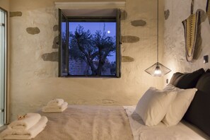 2 bedrooms, desk, iron/ironing board, WiFi - Afentiko Pigadi - Villa overlooking the hills (Methoni)