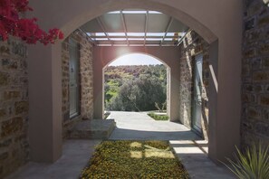 Property grounds - Afentiko Pigadi - Villa overlooking the hills (Methoni)