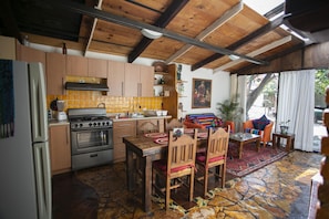 Mikrowelle, Ofen, Wasserkocher mit Kaffee-/Teezubehör, Toaster