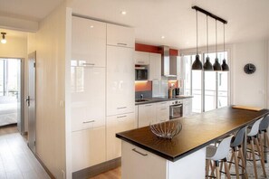 Private kitchen - Superb T4 freshly renovated in the heart of the city, with parking space (Biarritz)