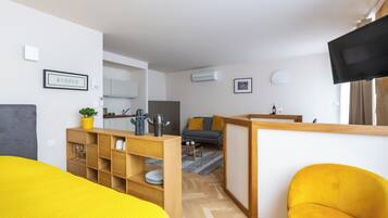 Iron/ironing board, WiFi, bed sheets