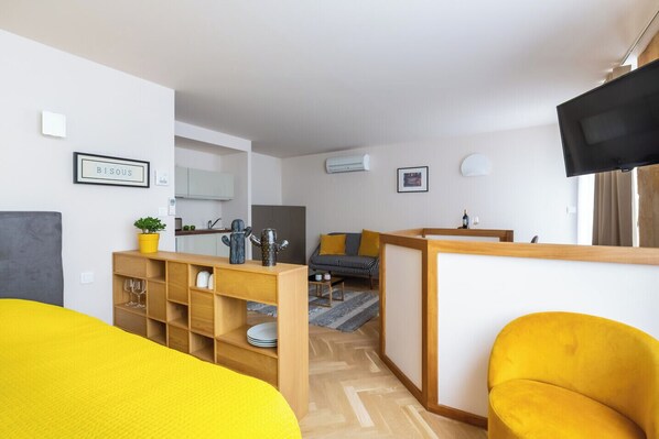 Tabla de planchar con plancha, wifi, ropa de cama