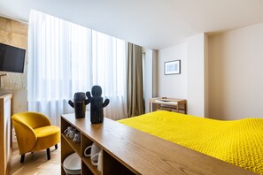 Tabla de planchar con plancha, wifi, ropa de cama