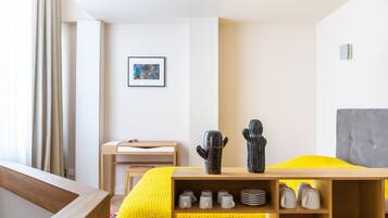 Tabla de planchar con plancha, wifi y ropa de cama