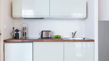 Réfrigérateur, micro-ondes, cafetière/bouilloire, grille-pain