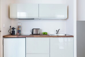 Frigorífico, microondas, cafetera o tetera y tostadora