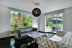 Smart TV, stereo - SEVEN BEDROOM LUXURIOUS MODERN PRIVATE VILLA( Bachelor Friendly) (Medellín)
