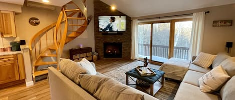 Smart-tv, eldstad, ett bordtennisbord och en stereo