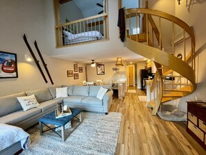 Smart TV, fireplace, table tennis, stereo