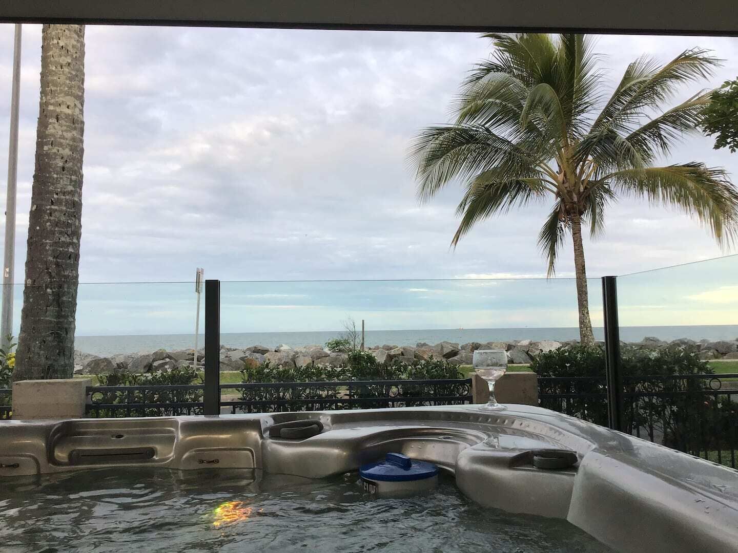  Bella Ohana Ocean views over the coral sea relax in the spa on sunset — image 11