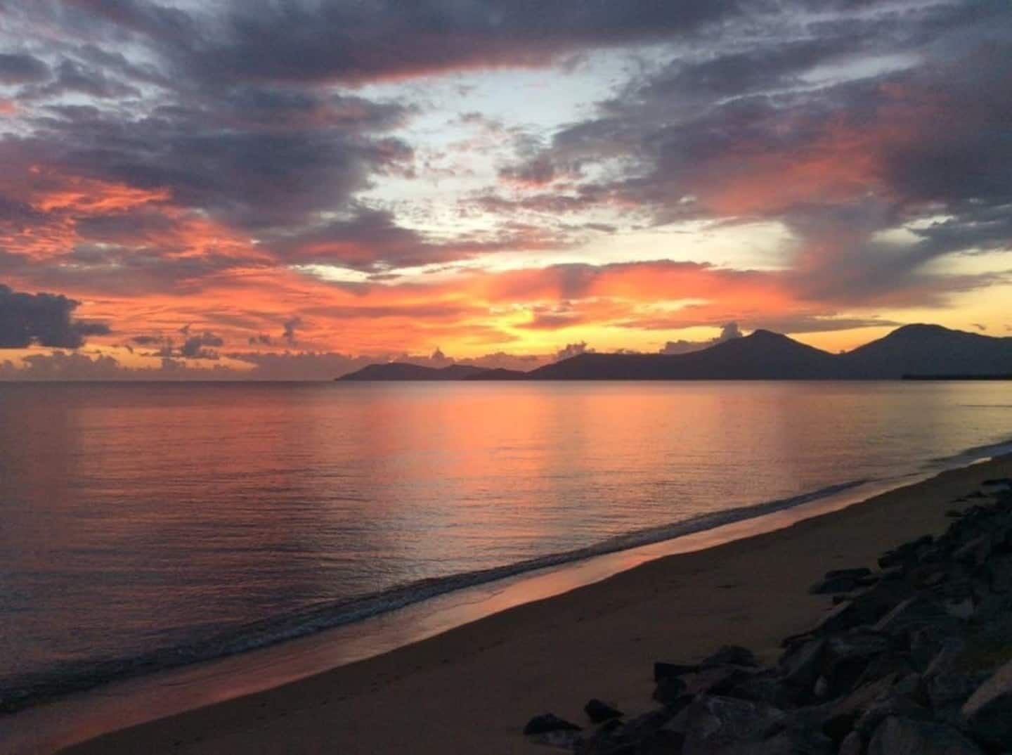  Bella Ohana Ocean views over the coral sea relax in the spa on sunset — image 30