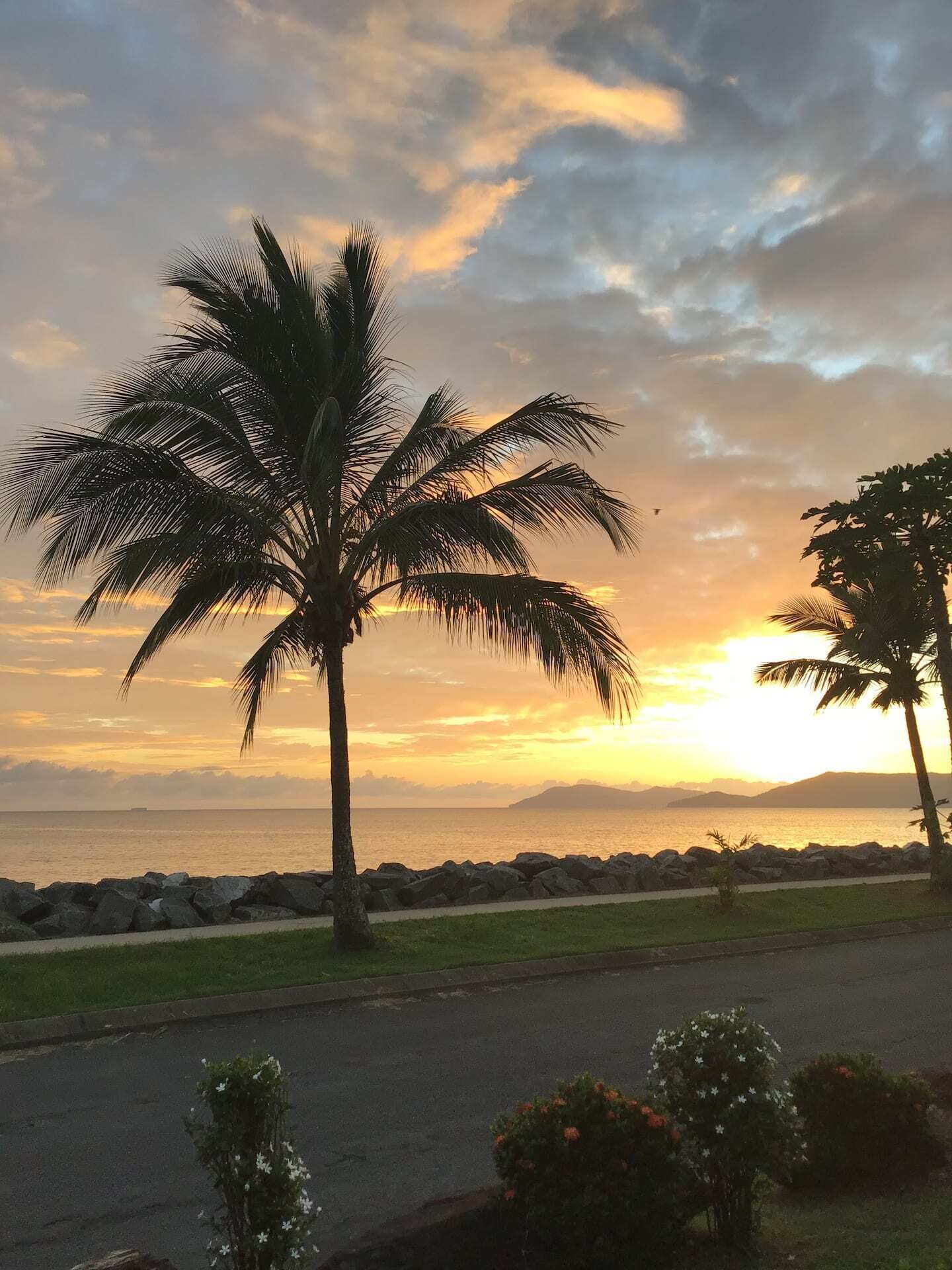  Bella Ohana Ocean views over the coral sea relax in the spa on sunset — image 10