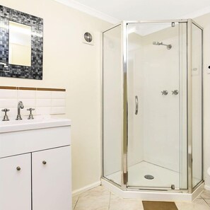 Combined shower/bathtub, towels, soap, toilet paper - Comfort + privacy near magical Second Valley beach. Great for families. (Second Valley)