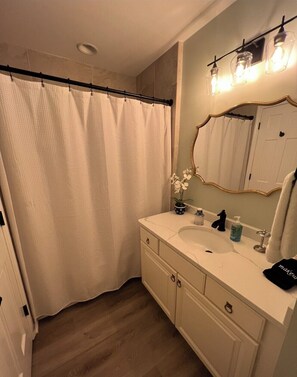 Ensemble douche/baignoire, sĂšche-cheveux, serviettes fournies, savon