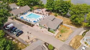 Une propriété située au bord d’un lac, dotée d’une piscine, d’un patio couvert et d’un espace de stationnement.