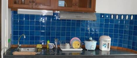 Kühlschrank, Mikrowelle, Wasserkocher mit Kaffee-/Teezubehör, Toaster