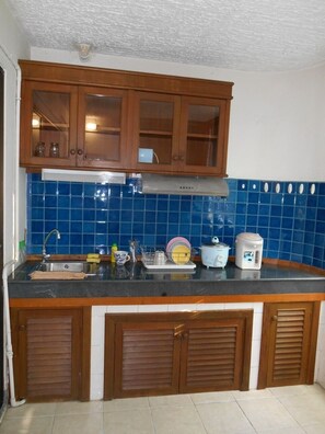 Kühlschrank, Mikrowelle, Wasserkocher mit Kaffee-/Teezubehör, Toaster