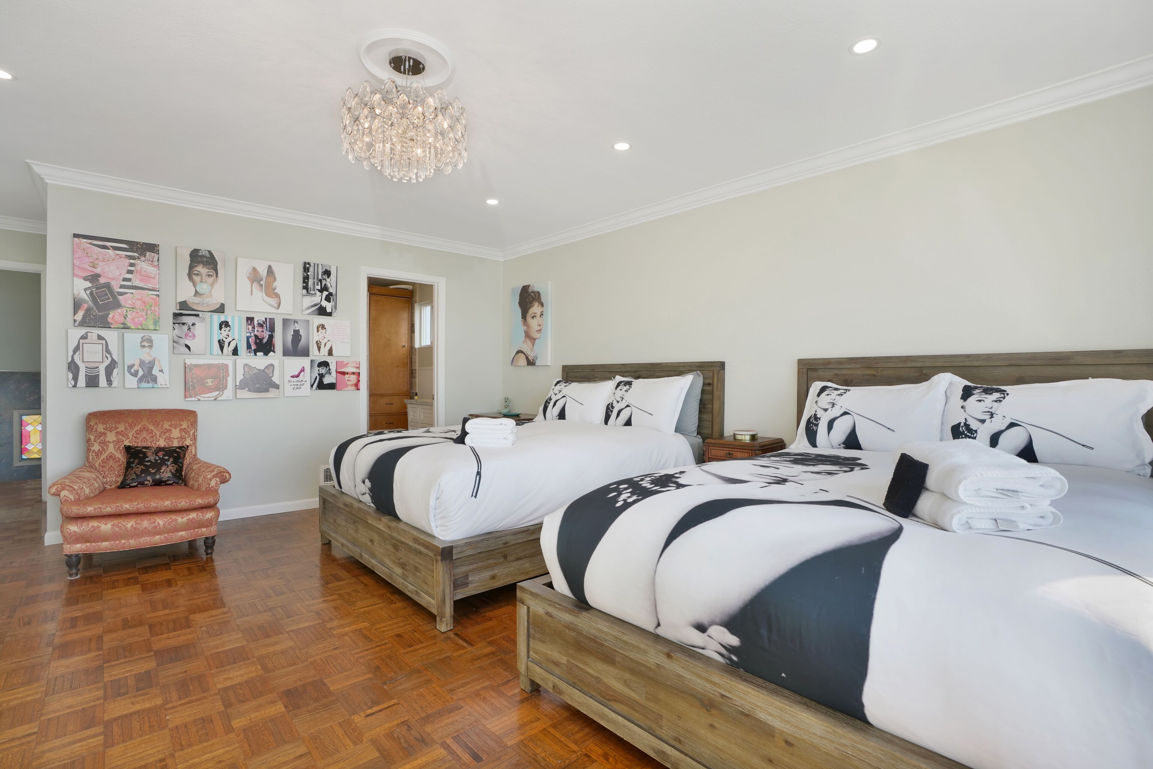 2 bedrooms, desk, iron/ironing board, WiFi