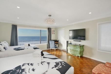 2 bedrooms, desk, iron/ironing board, WiFi. Ocean Front Home- French Villa - Pacifica-San Francisco! Hear waves and relax!