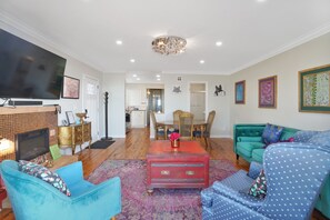 Smart TV, stereo - Ocean Front Home- French Villa - Pacifica-San Francisco!  Hear waves and relax! (Pacifica)