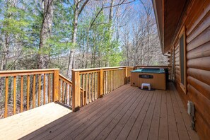 A wooden deck with a hot tub and a small stool. - Close ‘n Secluded❤️Mountain Views*PRIVATE RESORT*Hot Tub*Cabin😊A+++ (Sevierville)