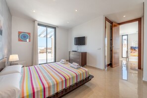4 bedrooms, in-room safe, iron/ironing board, free WiFi