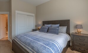 4 bedrooms, desk, iron/ironing board, WiFi
