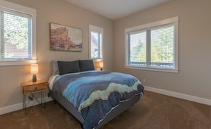 4 bedrooms, desk, iron/ironing board, WiFi