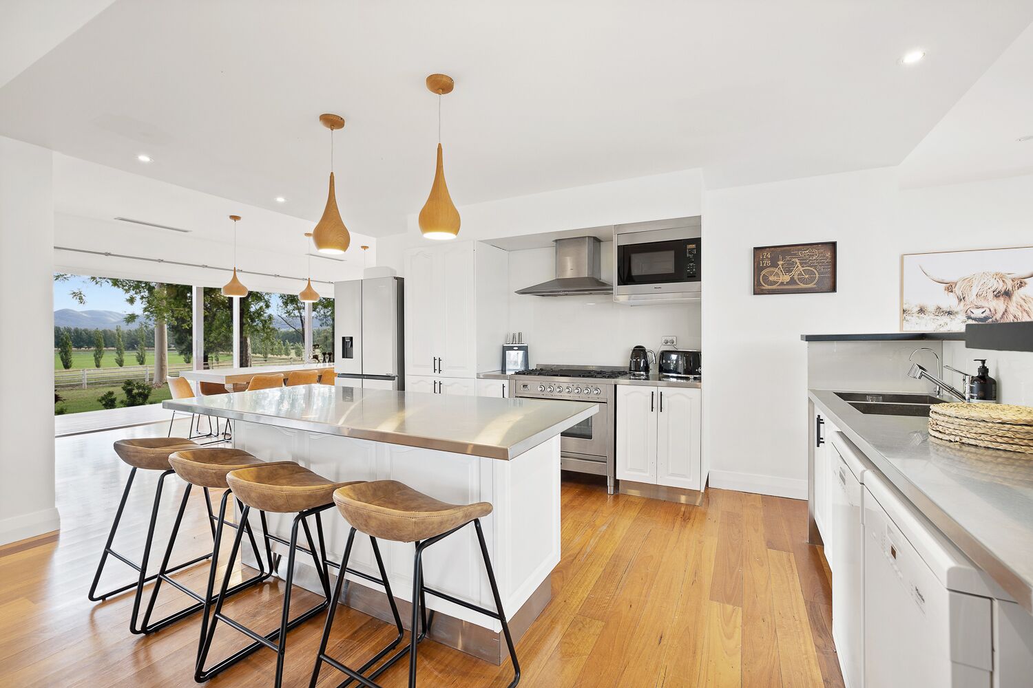 Deluxe House, 6 Bedrooms | Private kitchen | Full-sized fridge, microwave, oven, stovetop