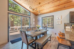 Dining - Modern upgraded Tahoe Donner 3BR mountain cabin! Pet friendly! (Truckee)