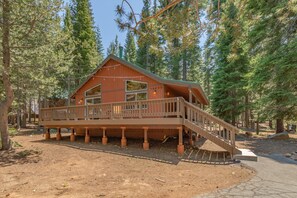 Exterior - Modern upgraded Tahoe Donner 3BR mountain cabin! Pet friendly! (Truckee)