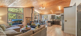 Modern upgraded Tahoe Donner 3BR mountain cabin! Pet friendly!