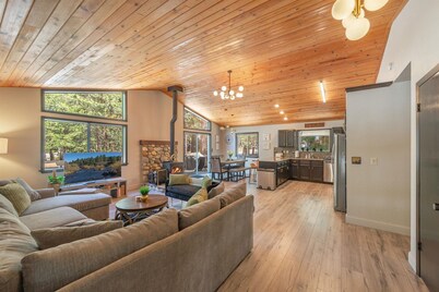 Modern upgraded Tahoe Donner 3BR mountain cabin! Pet friendly!