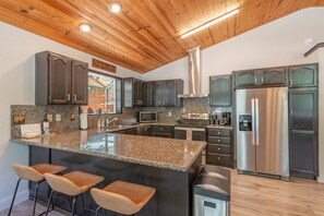 Fridge, microwave, oven, stovetop - Modern upgraded Tahoe Donner 3BR mountain cabin! Pet friendly! (Truckee)