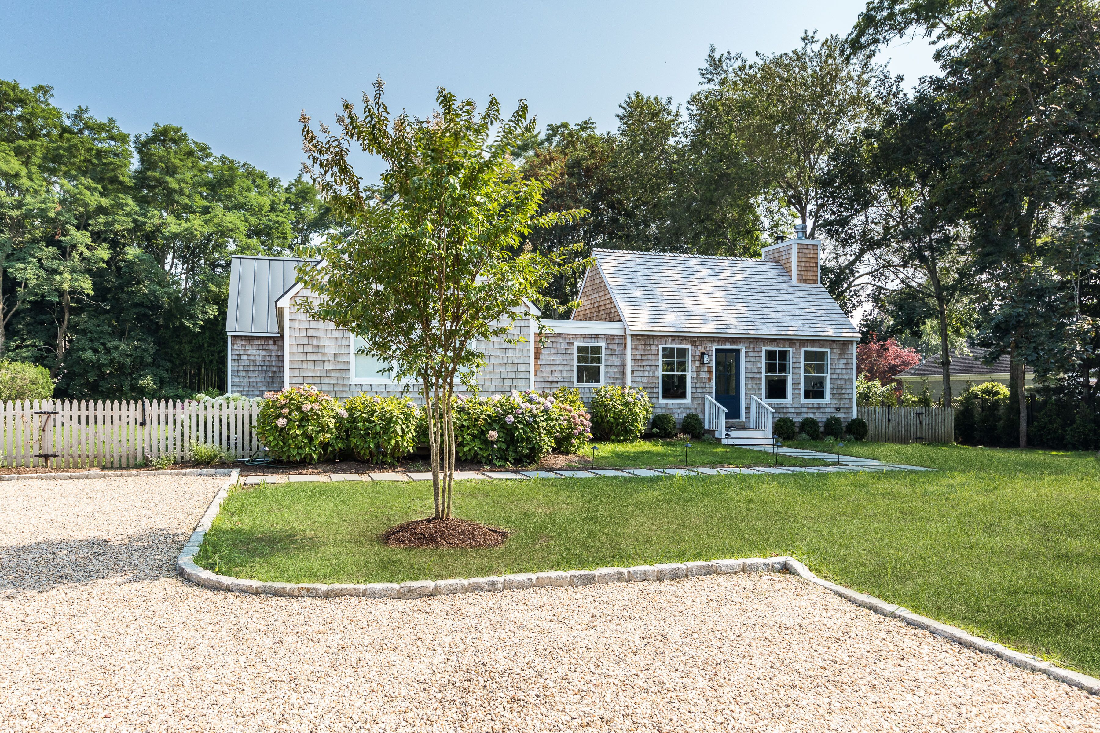 Bridgehampton Town Chic 3 bedroom/ Cottage -Completely Renovated-Walk to Town! 