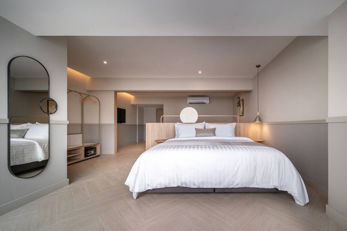 1 bedroom, in-room safe, desk, blackout curtains