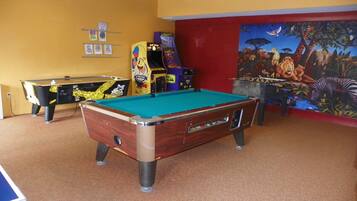 Condo (PB Mar 19th-21st, 2Jen, Lincoln) | Sala de juegos