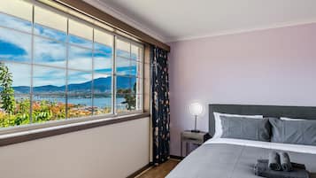 5 bedrooms, iron/ironing board, WiFi, bed sheets