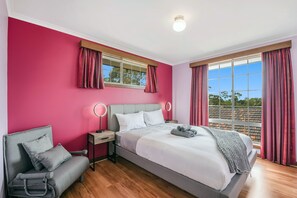 5 bedrooms, iron/ironing board, WiFi, bed sheets