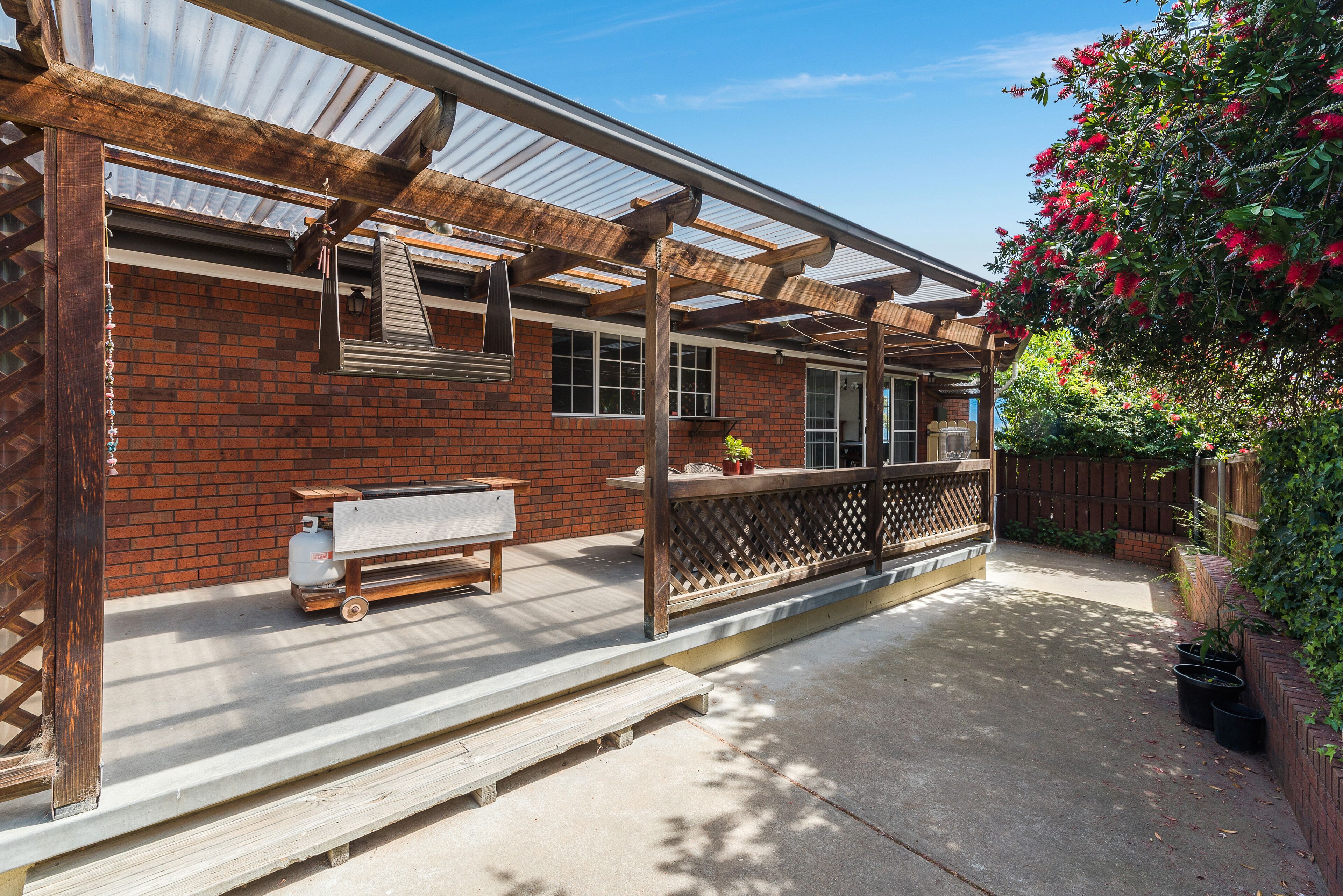 Water/Bridge view; FAMILY is what this house is all about; 10 mins drive to city — image 3